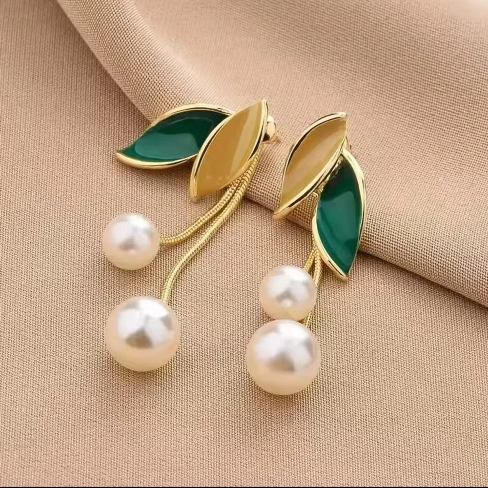 🫶🏻 Gold and Green Leaf Pearl Earrings
